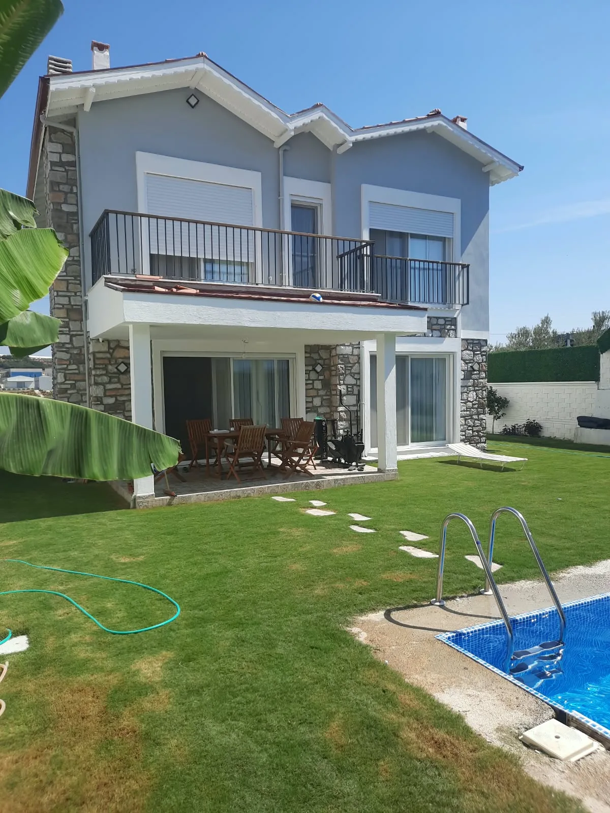 Tekeli villası, bahçe, veranda ve havuz