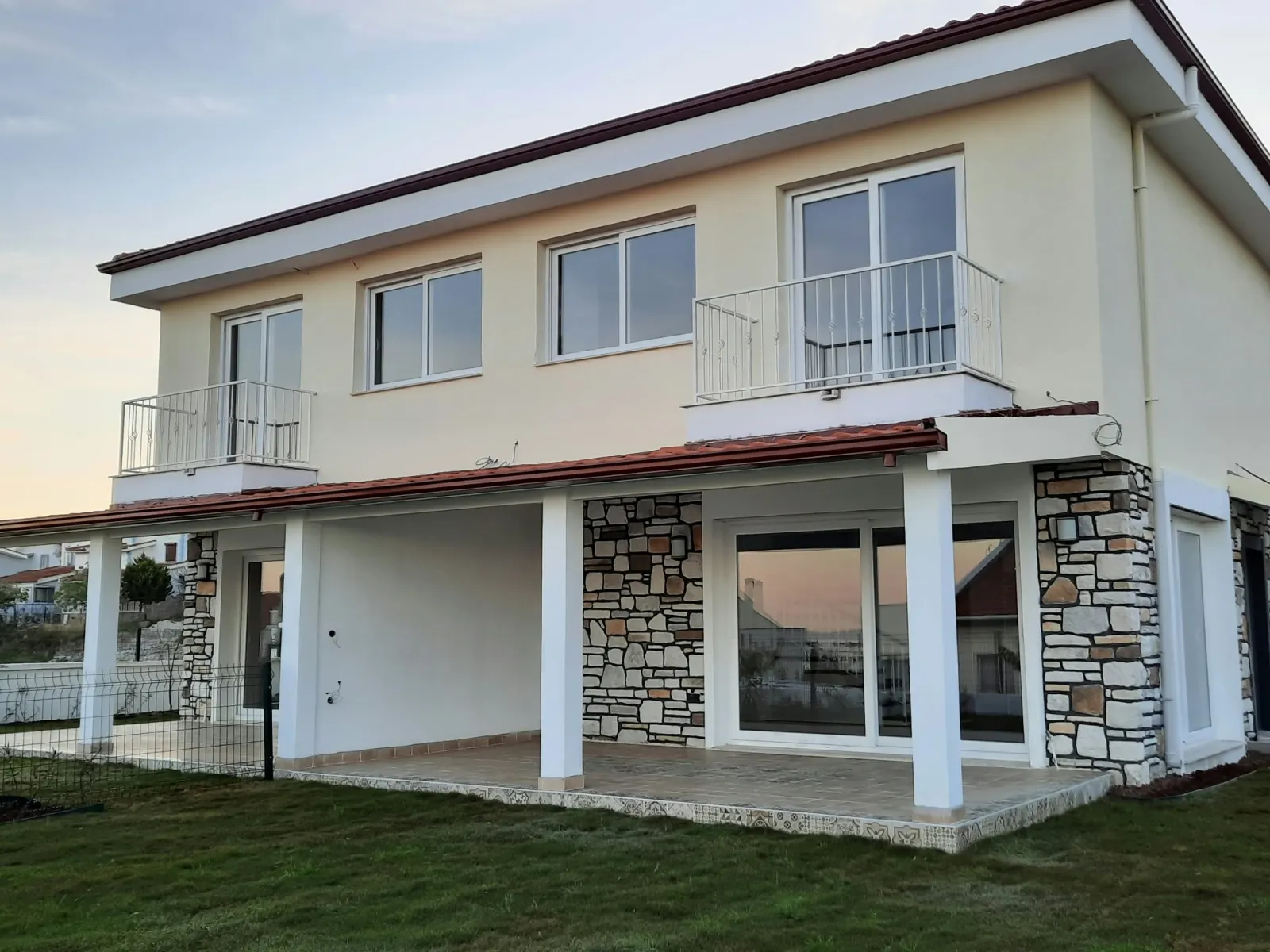 Turmalin Mordoğan villası, taş kaplamalı cephe ve sütunlu veranda